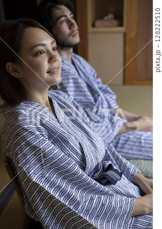 旅館でくつろぐ若いカップル 旅館でくつろぐ若いカップル 128222510
