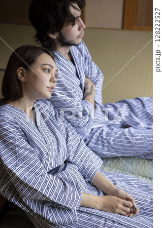 旅館でくつろぐ若いカップル 旅館でくつろぐ若いカップル 128222527