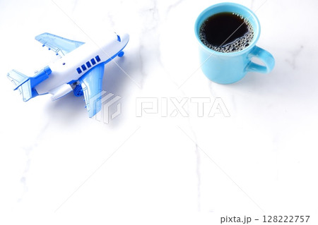 離陸を待つ旅客機と、淹れたてのコーヒーで、コーヒーを飲みながら旅行を計画しているイメージ 離陸を待つ旅客機と、淹れたてのコーヒーで、コーヒーを飲みながら旅行を計画しているイメージ 128222757