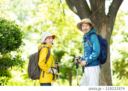トレッキングするミドル夫婦 トレッキングするミドル夫婦 128222874