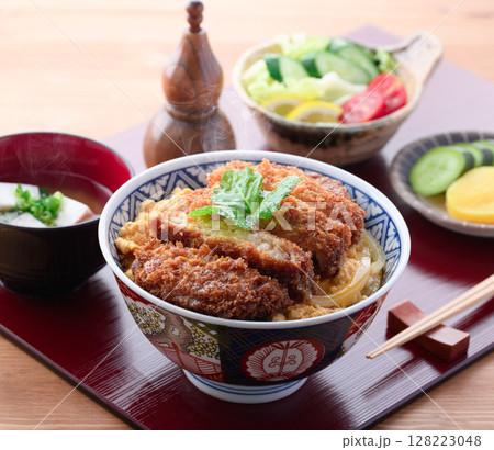 彩り豊かなカツ丼定食 味噌汁・サラダ付きの和食セット 128223048