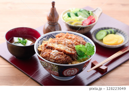 彩り豊かなカツ丼定食 味噌汁・サラダ付きの和食セット 128223049