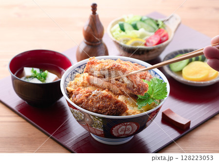 彩り豊かなカツ丼定食 味噌汁・サラダ付きの和食セット 128223053