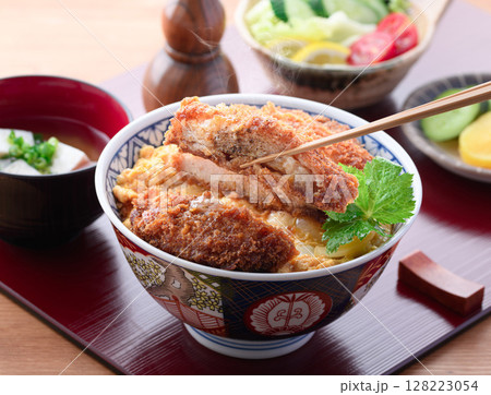 彩り豊かなカツ丼定食 味噌汁・サラダ付きの和食セット 彩り豊かなカツ丼定食 味噌汁・サラダ付きの和食セット 128223054