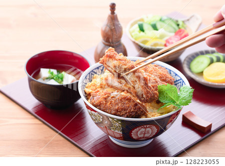 彩り豊かなカツ丼定食 味噌汁・サラダ付きの和食セット 128223055