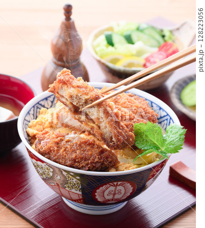 彩り豊かなカツ丼定食 味噌汁・サラダ付きの和食セット 彩り豊かなカツ丼定食 味噌汁・サラダ付きの和食セット 128223056
