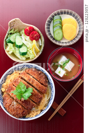 彩り豊かなカツ丼定食 味噌汁・サラダ付きの和食セット 彩り豊かなカツ丼定食 味噌汁・サラダ付きの和食セット 128223057