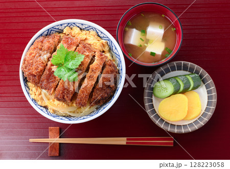 彩り豊かなカツ丼定食 味噌汁・サラダ付きの和食セット 彩り豊かなカツ丼定食 味噌汁・サラダ付きの和食セット 128223058
