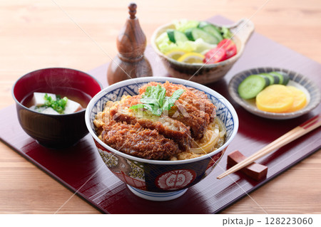 彩り豊かなカツ丼定食 味噌汁・サラダ付きの和食セット 128223060