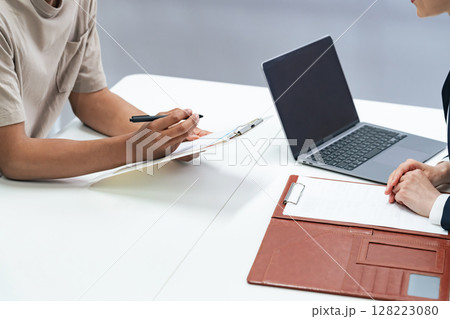 面談する黒人男性と日本人女性スタッフ 128223080