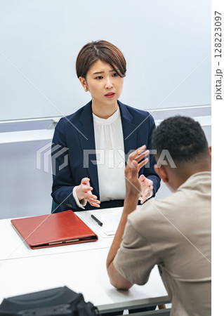 悩む黒人男性と面談する日本人女性スタッフ 128223097