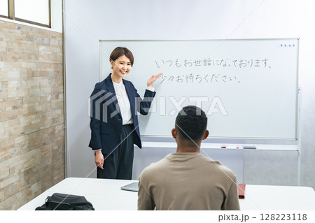 黒人男性に日本語学校でビジネス用語を教える女性教師 128223118