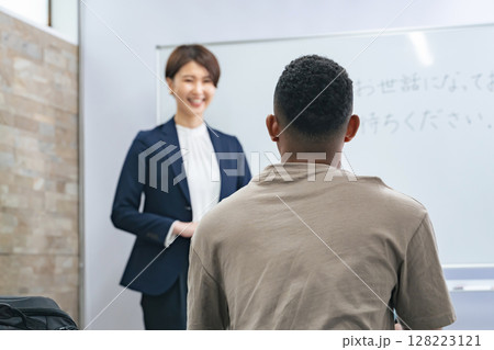 黒人男性に日本語学校でビジネス用語を教える女性教師 黒人男性に日本語学校でビジネス用語を教える女性教師 128223121