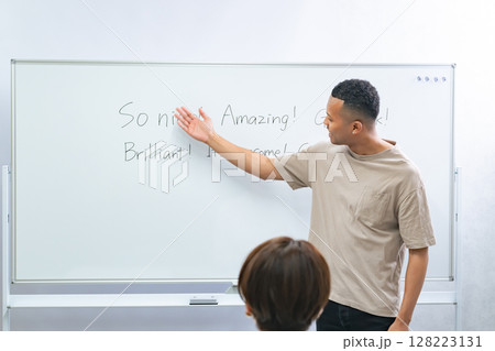 英語をレッスンする黒人男性教師 128223131
