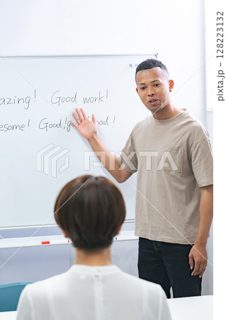 英語をレッスンする黒人男性教師 128223132