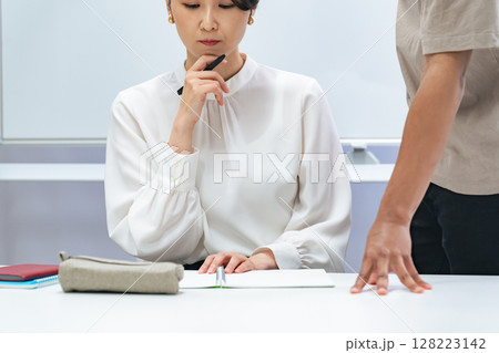 教室で会話する黒人男性と日本人女性 128223142