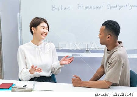 教室で会話する黒人男性と日本人女性 128223143