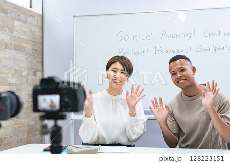 動画撮影する黒人男性と日本人女性 動画撮影する黒人男性と日本人女性 128223151