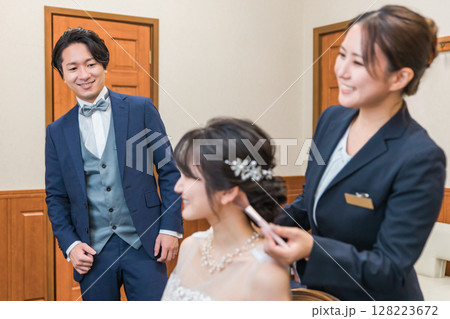 ブライズルーム・控え室で結婚式・披露宴の準備をする花嫁・新婦(ヘアメイクリハーサル) ブライズルーム・控え室で結婚式・披露宴の準備をする花嫁・新婦(ヘアメイクリハーサル) 128223672