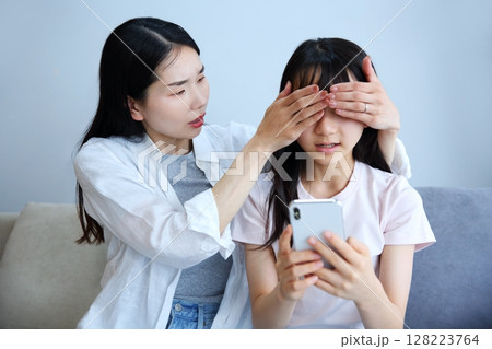 子供に有害なコンテンツを見せたくない母親のイメージ 子供に有害なコンテンツを見せたくない母親のイメージ 128223764