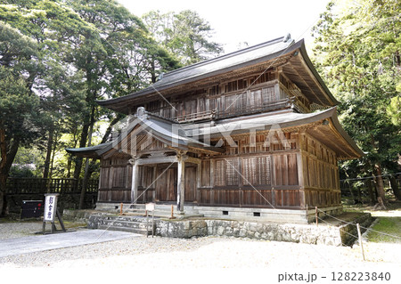 出雲大社 本殿の北西方にある宝物館 128223840