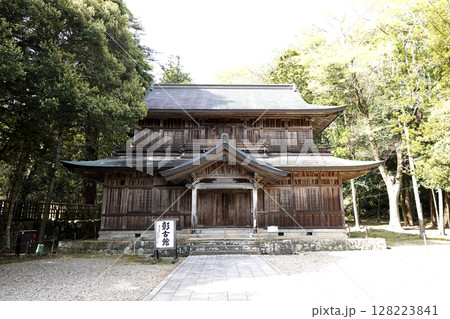 出雲大社 本殿の北西方にある宝物館 128223841