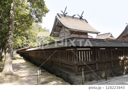 出雲大社 青空と北側から見た本殿 屋根 破風の装飾(千木、勝男木) 出雲大社 青空と北側から見た本殿 屋根 破風の装飾(千木、勝男木) 128223843