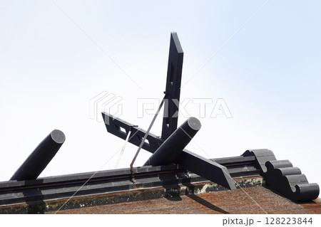 出雲大社 青空と北側から見た本殿 屋根 破風の装飾(千木、勝男木) 出雲大社 青空と北側から見た本殿 屋根 破風の装飾(千木、勝男木) 128223844