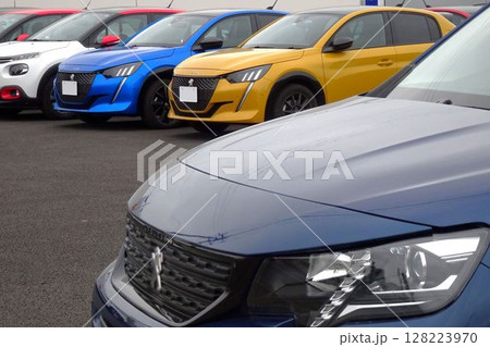 輸入車イメージ　販売店に並ぶ輸入車 128223970