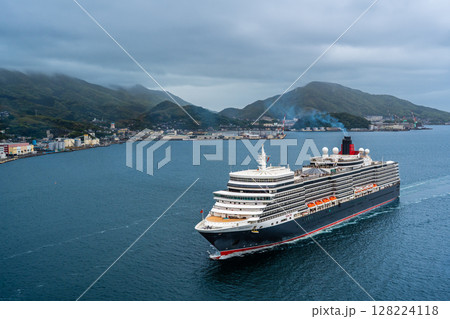長崎港客船入港（Queen Elizabeth）女神大橋から【長崎市】 128224118