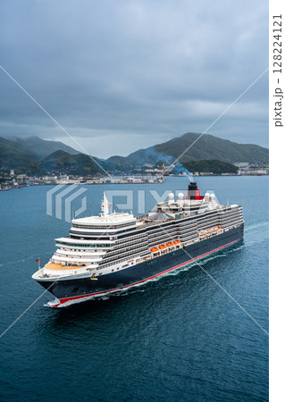 長崎港客船入港(Queen Elizabeth)女神大橋から【長崎市】 長崎港客船入港(Queen Elizabeth)女神大橋から【長崎市】 128224121