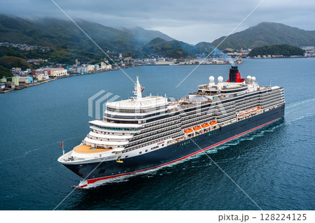 長崎港客船入港（Queen Elizabeth）女神大橋から【長崎市】 128224125