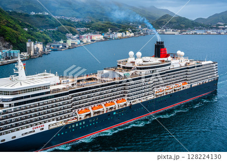 長崎港客船入港(Queen Elizabeth)女神大橋から【長崎市】 長崎港客船入港(Queen Elizabeth)女神大橋から【長崎市】 128224130