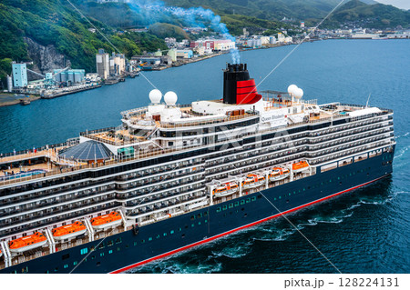 長崎港客船入港(Queen Elizabeth)女神大橋から【長崎市】 長崎港客船入港(Queen Elizabeth)女神大橋から【長崎市】 128224131