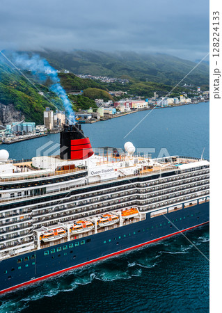 長崎港客船入港(Queen Elizabeth)女神大橋から【長崎市】 長崎港客船入港(Queen Elizabeth)女神大橋から【長崎市】 128224133