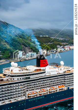 長崎港客船入港（Queen Elizabeth）女神大橋から【長崎市】 128224134