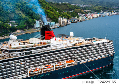 長崎港客船入港（Queen Elizabeth）女神大橋から【長崎市】 128224135