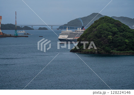長崎港客船入港(Queen Elizabeth)女神大橋から【長崎市】 長崎港客船入港(Queen Elizabeth)女神大橋から【長崎市】 128224146