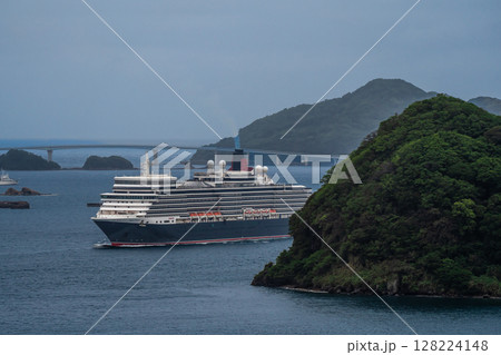 長崎港客船入港（Queen Elizabeth）女神大橋から【長崎市】 128224148