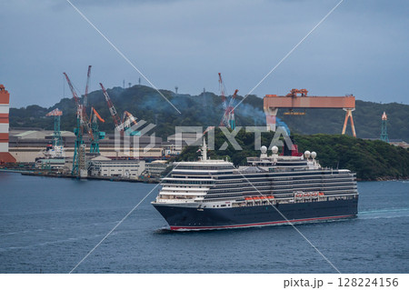 長崎港客船入港(Queen Elizabeth)女神大橋から【長崎市】 長崎港客船入港(Queen Elizabeth)女神大橋から【長崎市】 128224156