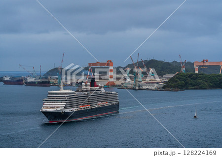 長崎港客船入港（Queen Elizabeth）女神大橋から【長崎市】 128224169