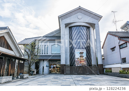 愛知県犬山市　犬山祭で使われる山車を展示する博物館「どんでん館」 128224236