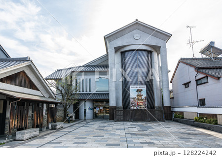 愛知県犬山市　犬山祭で使われる山車を展示する博物館「どんでん館」 128224242