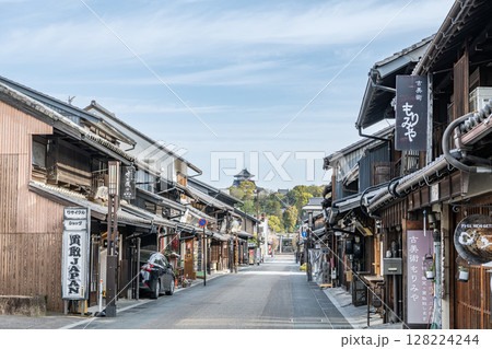 愛知県犬山市　犬山城天守と犬山城下町（本町通り）の町並み 128224244