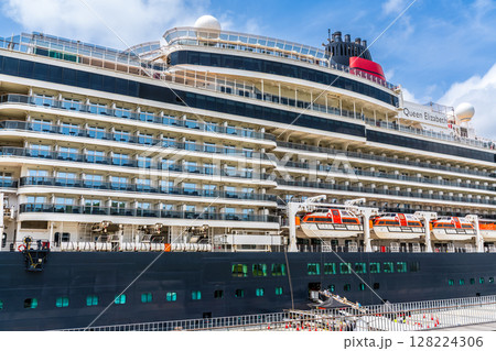 長崎港客船入港（Queen Elizabeth）松ヶ枝埠頭【長崎市】 128224306