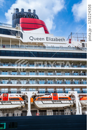 長崎港客船入港（Queen Elizabeth）松ヶ枝埠頭【長崎市】 128224308