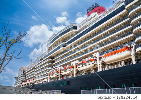 長崎港客船入港(Queen Elizabeth)松ヶ枝埠頭【長崎市】 長崎港客船入港(Queen Elizabeth)松ヶ枝埠頭【長崎市】 128224314