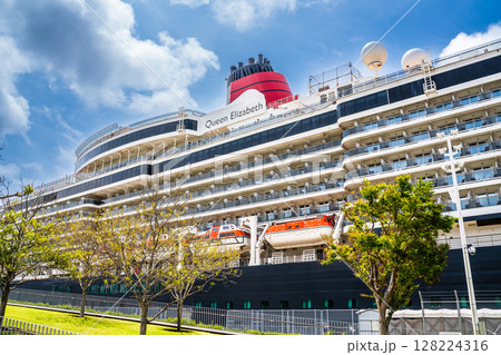 長崎港客船入港（Queen Elizabeth）松ヶ枝埠頭【長崎市】 128224316