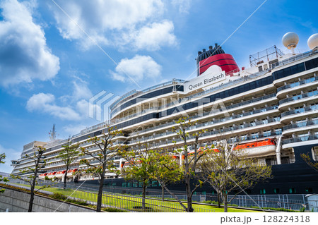 長崎港客船入港（Queen Elizabeth）松ヶ枝埠頭【長崎市】 128224318