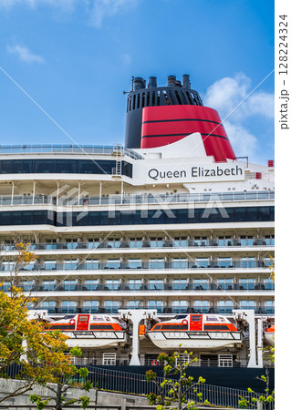 長崎港客船入港(Queen Elizabeth)松ヶ枝埠頭【長崎市】 長崎港客船入港(Queen Elizabeth)松ヶ枝埠頭【長崎市】 128224324